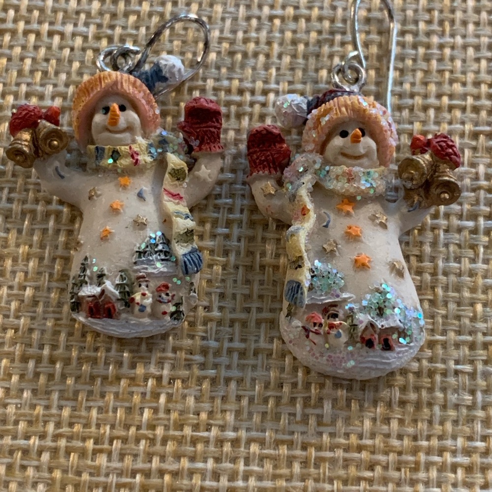 Adorable vintage snowman earrings with snow scene - Picture 5 of 7